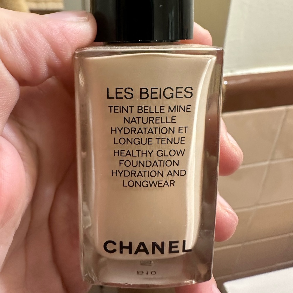 CHANEL LES BEIGES Healthy Glow Foundation Hydration and Longwear in B10